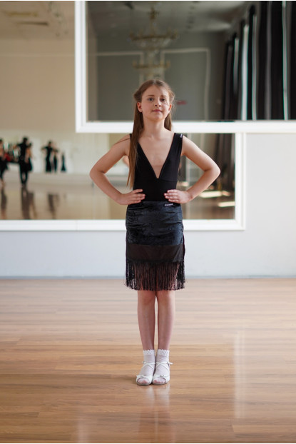 Юбка UL920-13C-14 для девочки, черный, бархат, сетка+бахрома